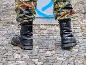 Stiefel eines Bundeswehrsoldaten
