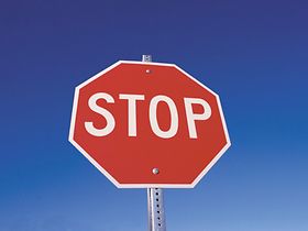 Stop-Schild vor blauem Himmel