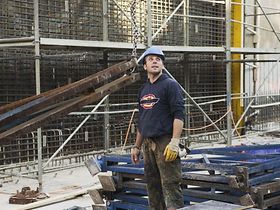 Straßenbau, Arbeiter auf Baustelle