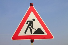 Straßenschild Achtung Bauarbeiten