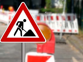 Strasse_Verkehrszeichen_Baustelle_Warnschild