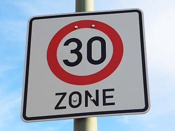 strasse_verkehrszeichen_tempo30_zone