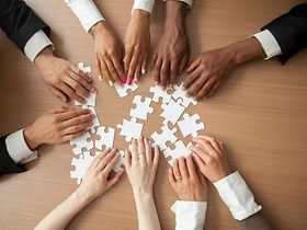 Strategie Puzzle Puzzleteile weiß Hände