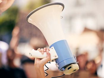 Streik_Megafon_wird_bei_Demonstration_genutzt