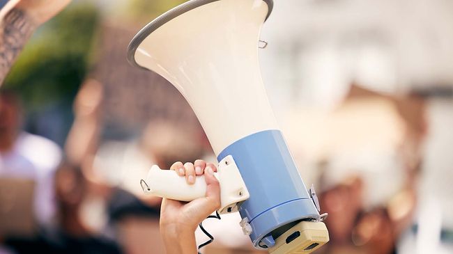 Streik_Megafon_wird_bei_Demonstration_genutzt