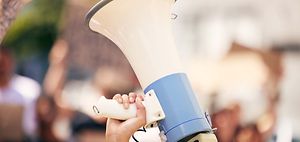 Streik_Megafon_wird_bei_Demonstration_genutzt