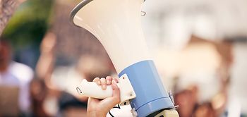 Streik_Megafon_wird_bei_Demonstration_genutzt