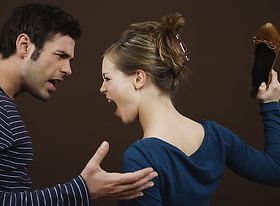 Streitendes Paar das sich gegenseitig anschreit