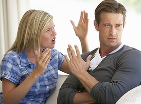 Streitendes Paar sie sagt etwas er schaut weg