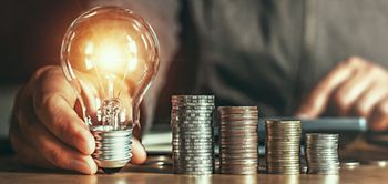 Strom Stromkosten Glühbirne Taschenrechner Mann