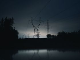 Stromtrasse bei Nacht