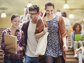 Studenten lachen im Gehen