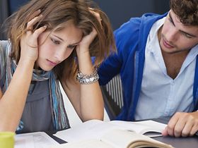 Studentin verzweifelt am Lernen Student hilft ihr