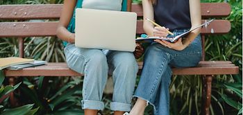 Studierende Bank Pflanzen