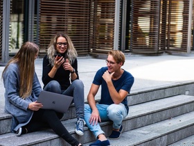 Studierende vor Uni Gebäude