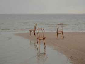 Stühle am Strand