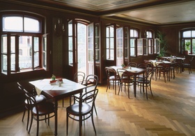 Stuehle und Tische in Bistro-Restaurant