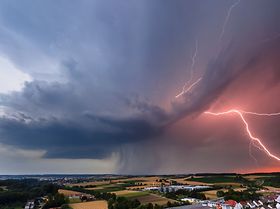 Sturm Gewitter Blitz Donner Dorf Häuser 