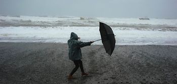 Sturm Mensch Schirm Meer Flut