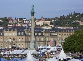 Stuttgart - Stadtmitte und Menschenmenge auf dem Markt