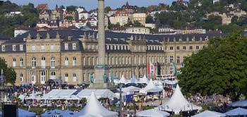 Stuttgart - Stadtmitte und Menschenmenge auf dem Markt