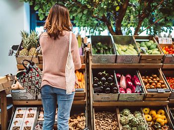 Supermarkt – Kundin beim Einkauf
