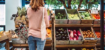 Supermarkt – Kundin beim Einkauf