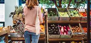 Supermarkt – Kundin beim Einkauf