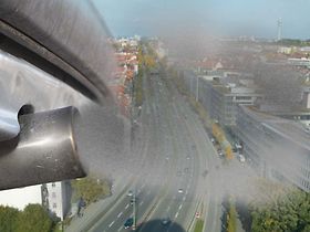 Symbolbild Feinstaubbelastung, Auspuff vor Stadtansicht