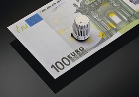 Symbolbild Heizkosten, Euroschein mit Thermostat