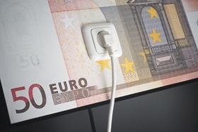 Symbolbild Strompreise, Euroschein mt Steckdose