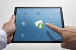 Tablet mit mehreren Symbolen - Finger zeigt auf E-Mail-Umschlag