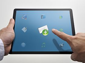 Tablet mit mehreren Symbolen - Finger zeigt auf E-Mail-Umschlag