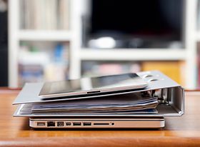 Tablet, Ordner und Laptop