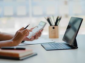 Tablet Taschenrechner Schreibtisch Frau 