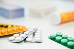 Tabletten und Medikamentenröhrchen