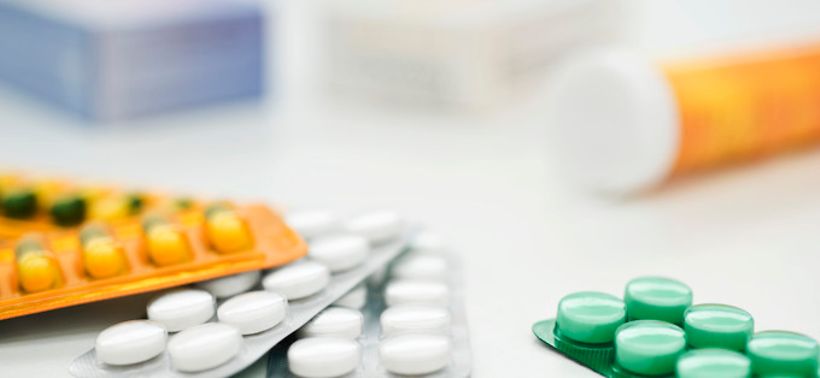 Tabletten und Medikamentenröhrchen