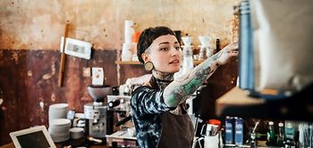 Tätowierte Frau am Arbeiten
