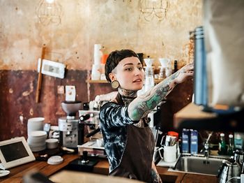 Tätowierte Frau am Arbeiten