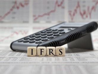 Taschenrechner mit Würfeln auf denen IFRS steht