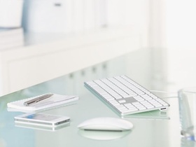 Tastatur, Maus, Notizblock, Smartphone auf Tisch