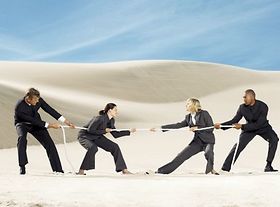 Tauziehen mit zwei Männern und zwei Frauen