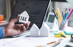 Tax Grundsteuer Mann Hand Laptop Steuerbelastung