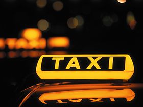 Taxi-Zeichen, beleuchtet, nachts