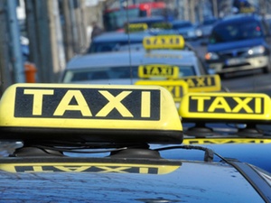 Vergütung: Mindestlohn in Abfallwirtschaft, keiner für Taxifahrer