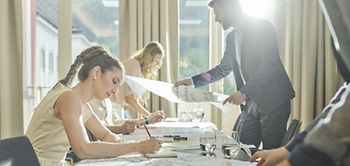 Team bei kreativer Zusammenarbeit im Büro