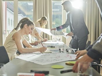 Team bei kreativer Zusammenarbeit im Büro