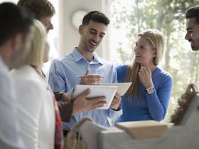 Team diskutiert Projekt in großer Runde