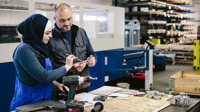 Techniker erklärt jungen Frau