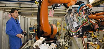 Techniker steuert Industrieroboter